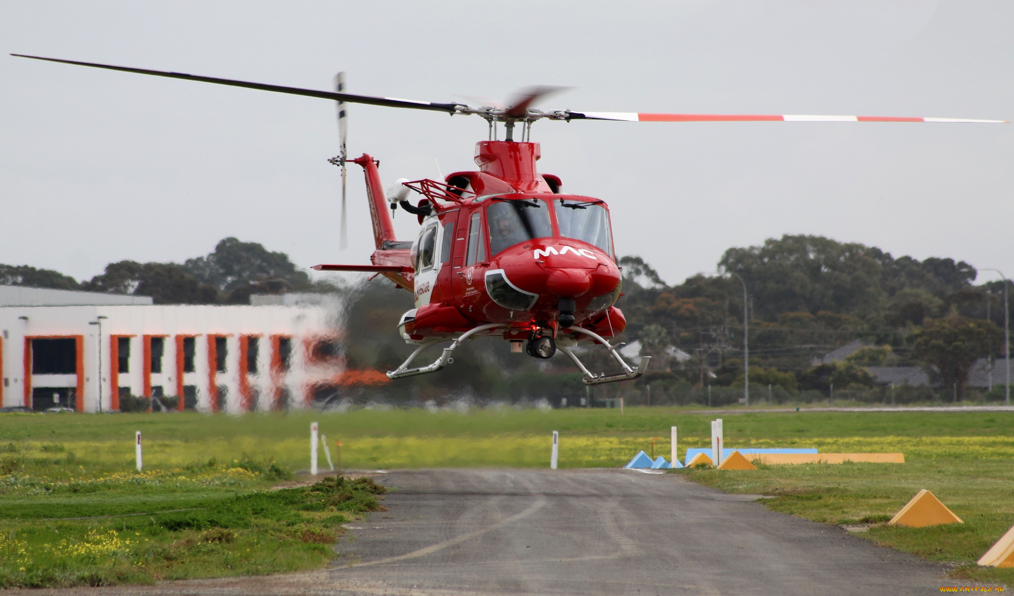 Синий красный вертолет. Bell 412. Красный вертолет. Розовый вертолет. Итальянский вертолет.